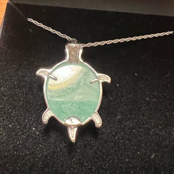 NWT R.H. Macy jade turtle necklace. Sterling silver. Original box. - Picture 4 of 12